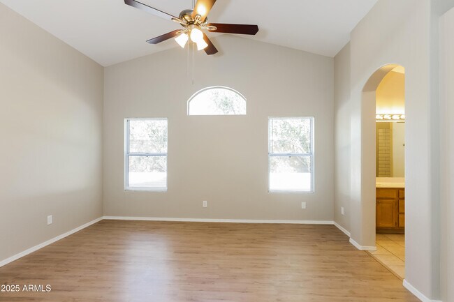 Building Photo - 118 W Villa Theresa Dr