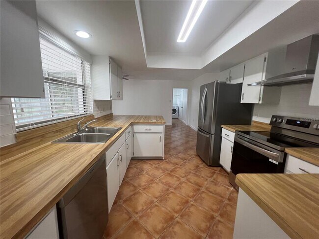Building Photo - 21371 Knollwood Ave