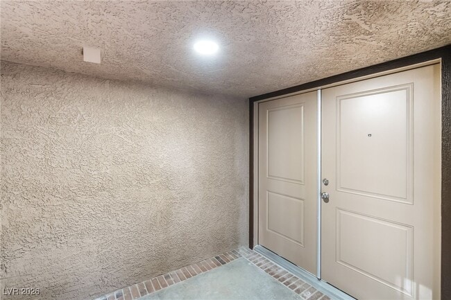 Building Photo - 968 Pinehurst Dr