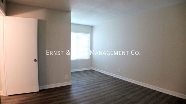 Building Photo - 3707 Country Club Dr
