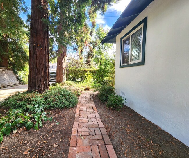 Building Photo - Beautiful Remodeled Duplex in Palo Alto Av...