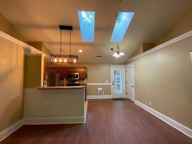 Building Photo - Welcome to this stunning 3-bedroom, 2-bath...