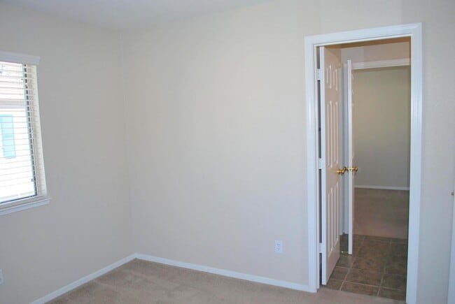 Building Photo - Sharp & Contemporary Townhouse in Beautiful Danville!