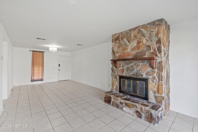 Building Photo - 1530 El Prado Rd