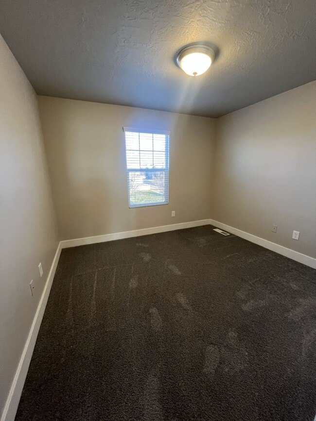 Building Photo - 1 MONTH FREE- 3 Bed, 2.5 Bath Townhome in Pleasant Grove