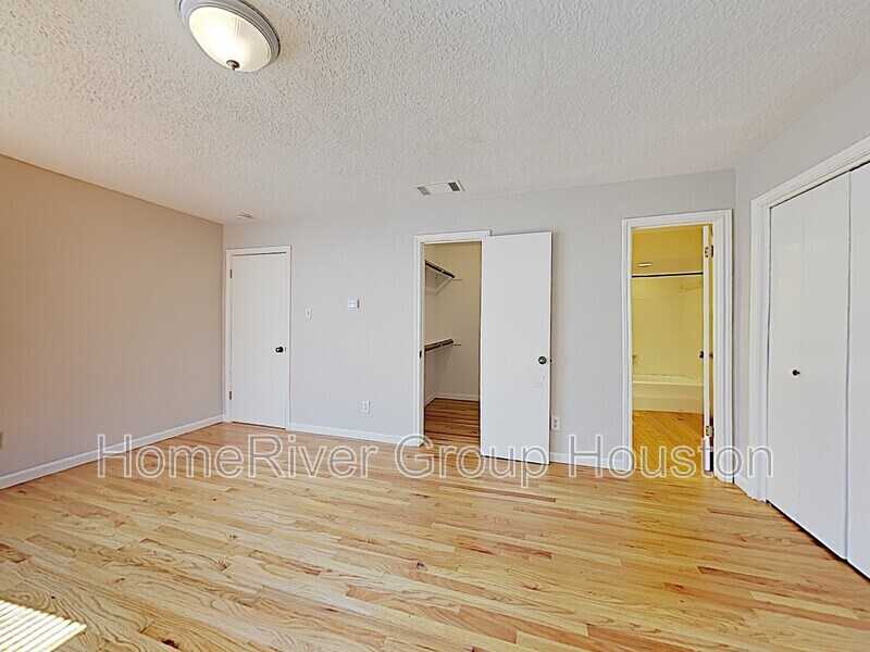 Building Photo - 402 Tuam St
