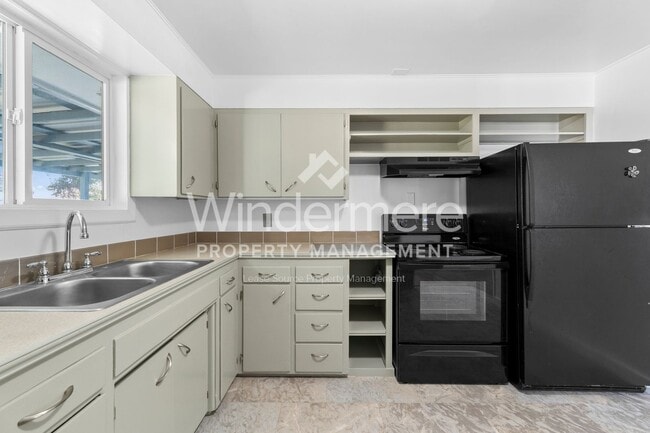 Building Photo - Welcome to this charming 3-bedroom, 1-bath...