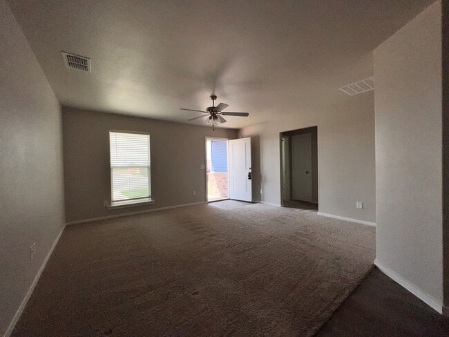 Building Photo - Pre leasing now for 4/1/2026