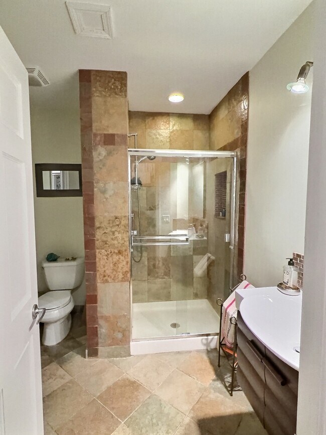 Building Photo - 2921 N Pine Grove Ave