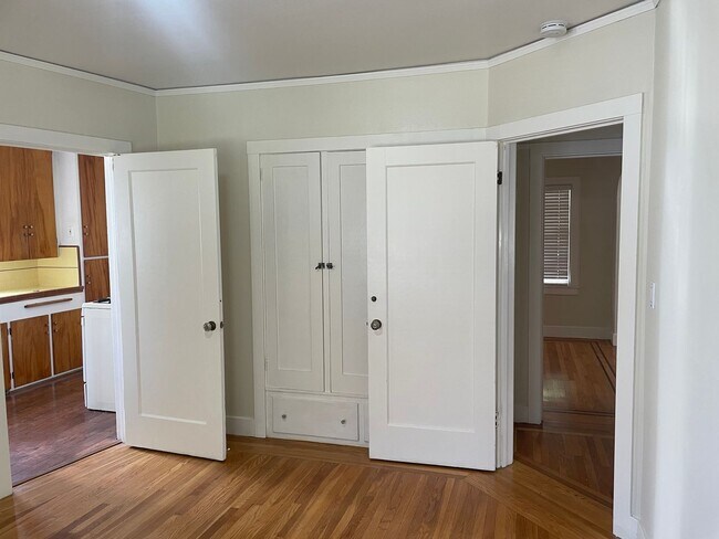 Building Photo - 2 Bedroom 1 Bathroom Home in West Tahoe Park
