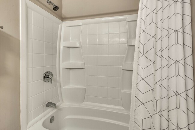 Building Photo - Perfect Downtown Furnished 1 BR Apartment