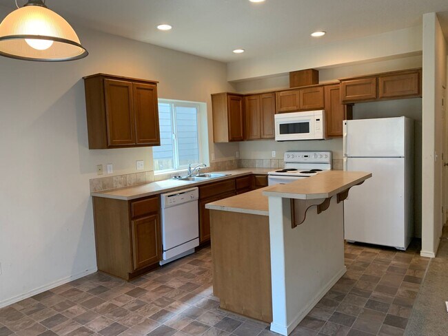 Building Photo - *** FIRST FULL MONTH'S RENT FREE***BEAUTIF...