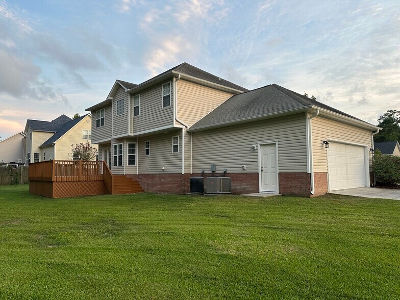Building Photo - 421 Holly Ln