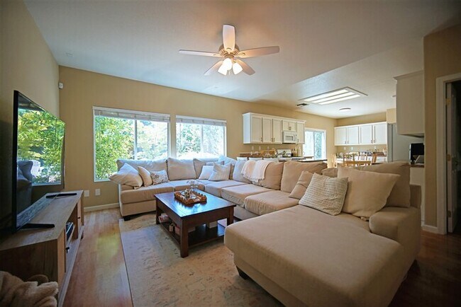 Building Photo - Beautiful Highland Reserve home 4 bedroom,...