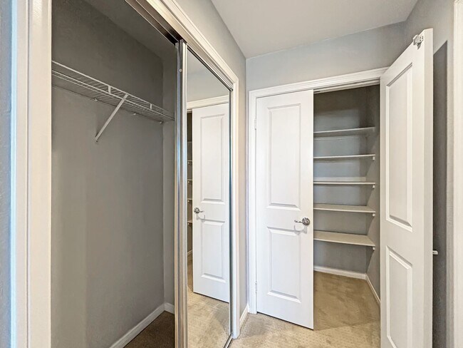 Building Photo - Updated 2B/2BA Condo in Hillcrest W/ Parki...