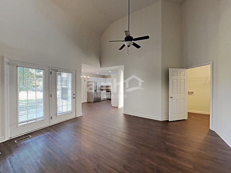 Building Photo - 1105 Clay Ct