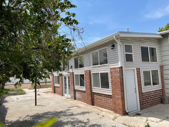 Building Photo - Beautiful 4 Bed 2 Bath House in Taylorsville!