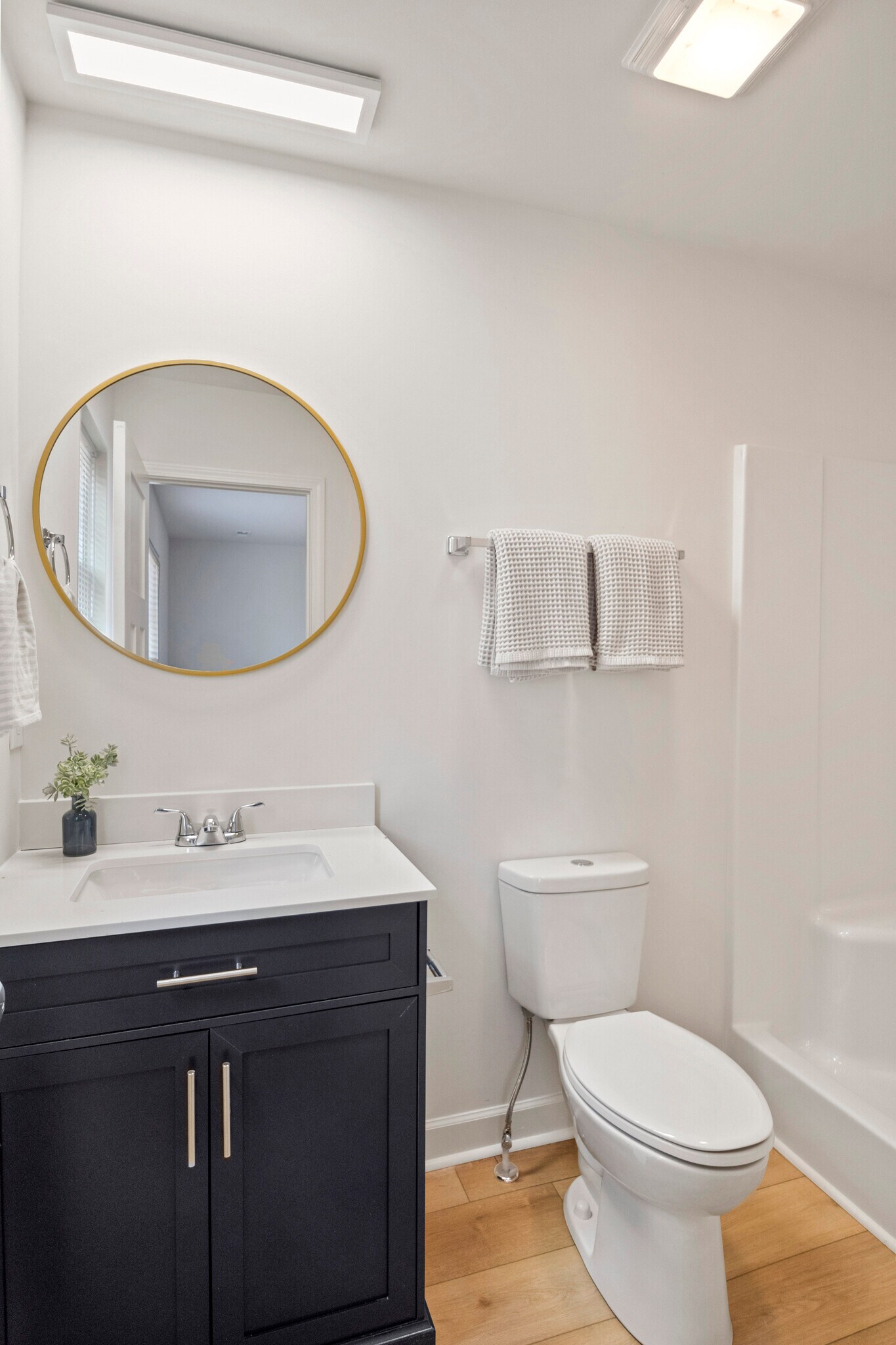 Primary en-suite bath w/ walk-in shower - 7219 Howard Bennett Way