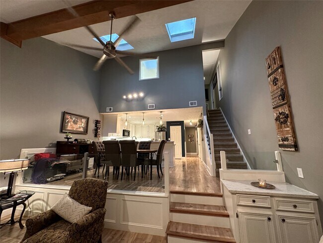 Building Photo - 3850 Knollcrest Dr
