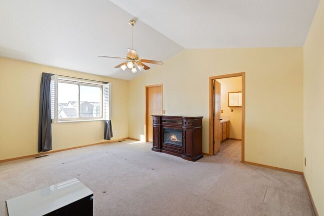 Building Photo - Spacious 5-Bedroom, 4-Bathroom home in Wes...