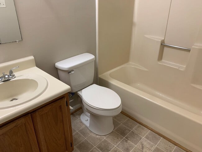 Building Photo - 3 Bedroom Townhouse Close to Liberty Unive...
