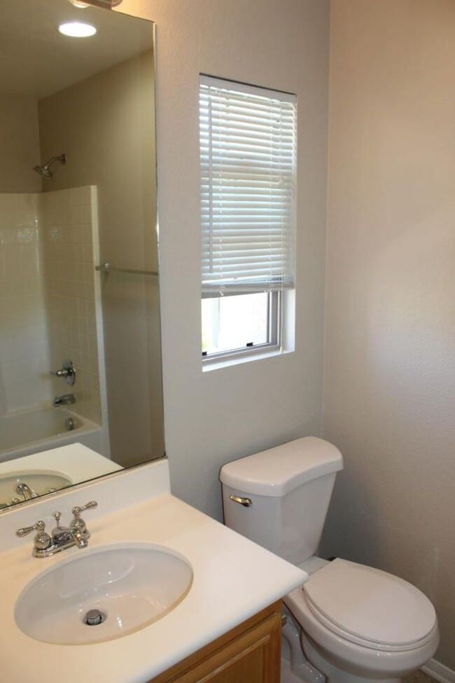 Building Photo - 3 Bd/3.5 Ba townhome w balcony & attached 2 car garage ~ Bishop