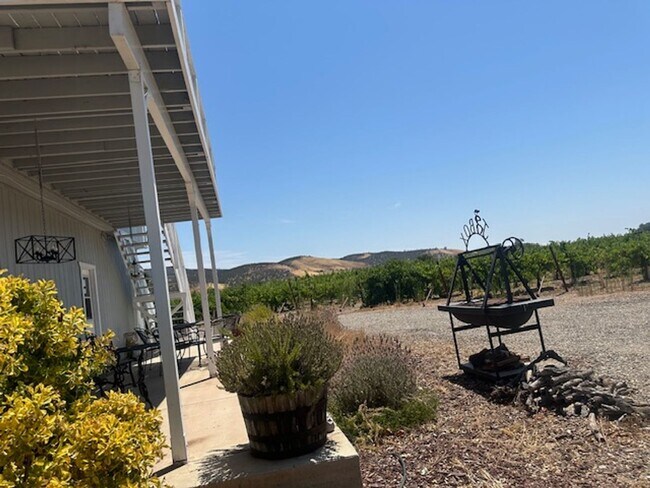 Building Photo - 2 Bedroom 2  Bathrooms