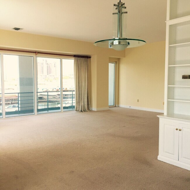 Building Photo - Downtown