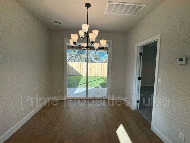 Building Photo - 1102 E Delmar Pl