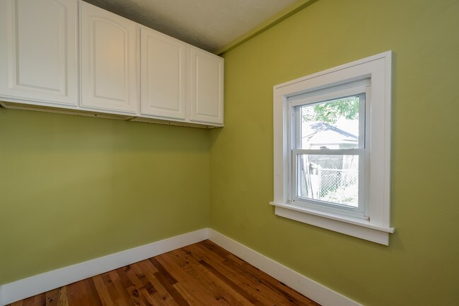 Building Photo - 227 Valley Ave NW