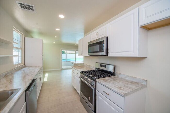 Building Photo - Completely Remodeld W/ Swimming Pool!