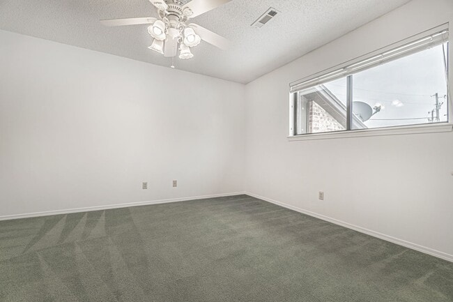 Building Photo - Rogers Duplex in Desirable Location!