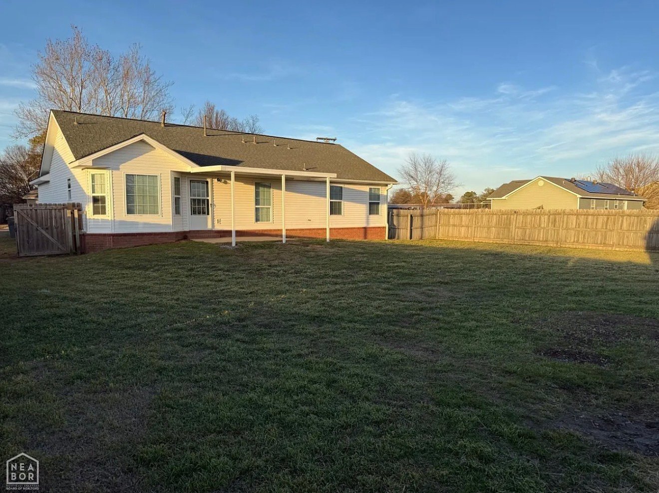 Building Photo - 326 Robinson St