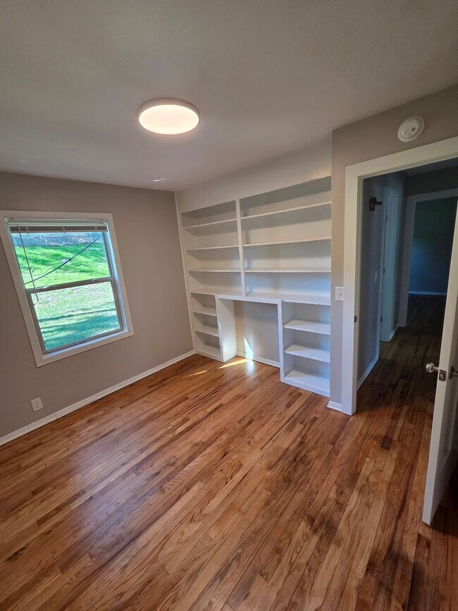 Building Photo - 3 bed 1 bath, 1 car detached garage, newly remodeled