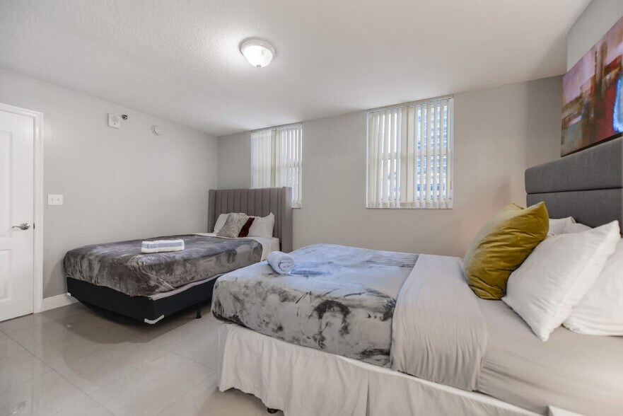 Building Photo - 1 SE 12th St