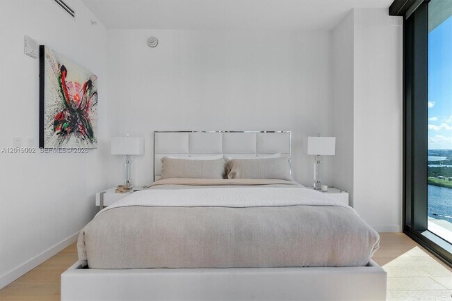 Building Photo - 15701 Collins Ave