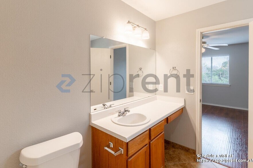 Building Photo - 817 Sheraton Ave