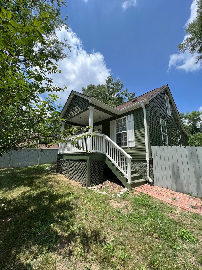 Building Photo - 711 Cherokee Ave