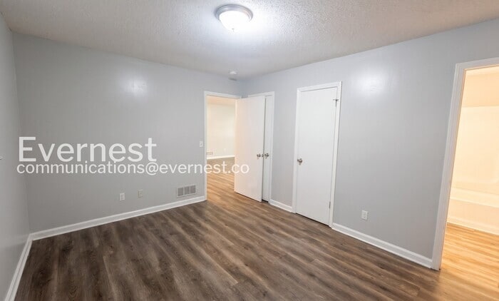 Building Photo - 715 W Creek Cir