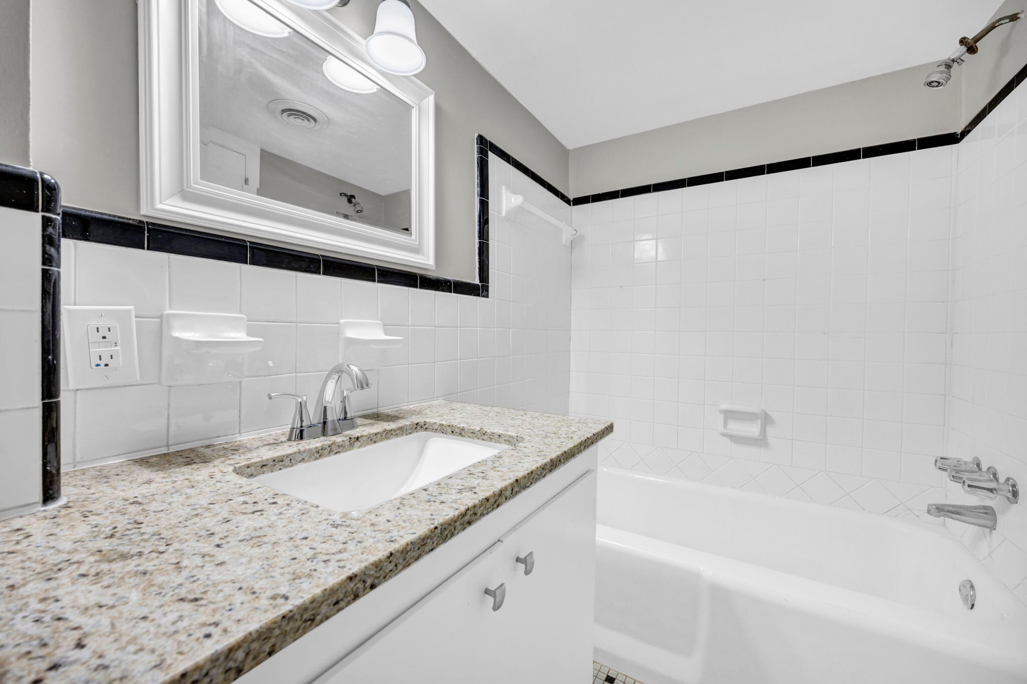 Building Photo - 842 Delverton Rd