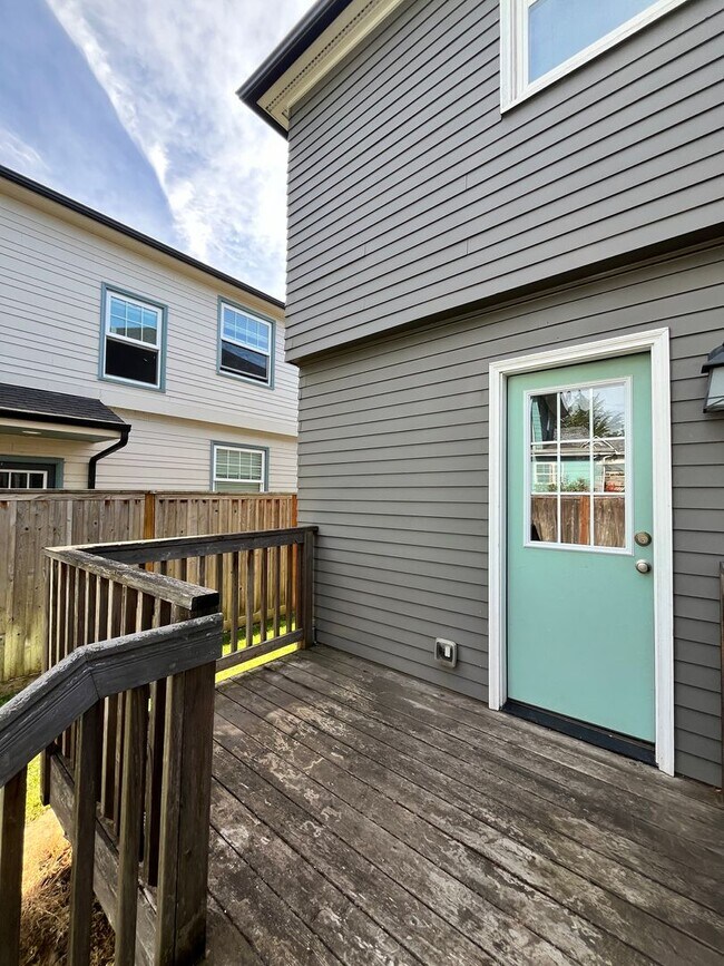 Building Photo - Gorgeous 2-Bedroom Townhome! Hardwood Floo...