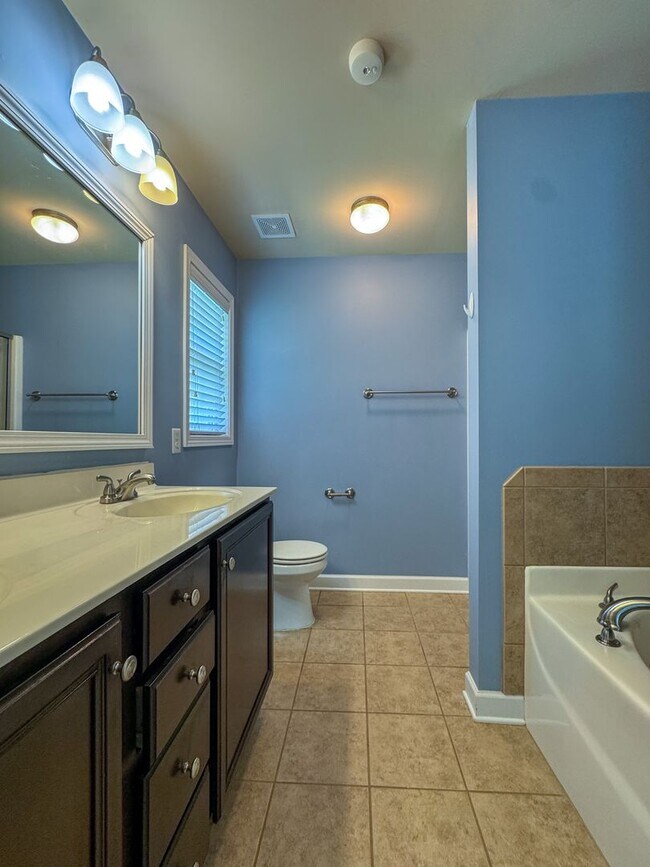Building Photo - Beautifully Maintained 3 Bed 2.5 Bath West Gate Home