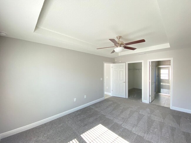 Building Photo - Desirable SW Ocala Neighborhood 4/2/2 *WON'T LAST*