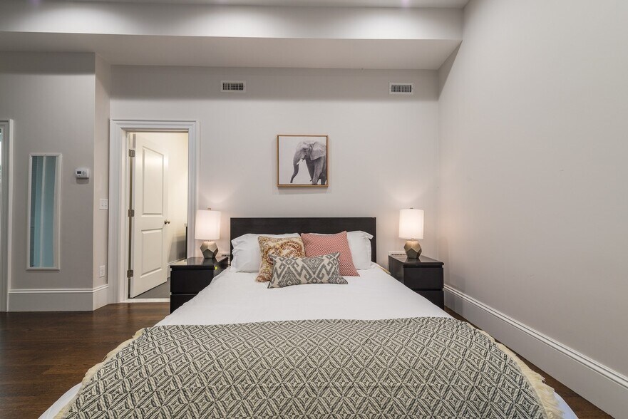 Building Photo - 2044 Beacon St