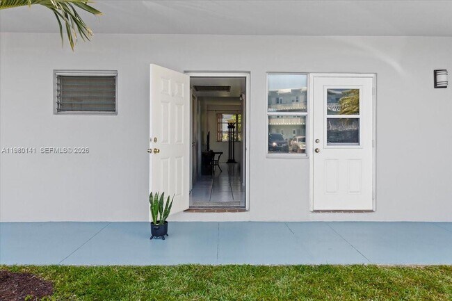 Building Photo - 2200 Park Ln