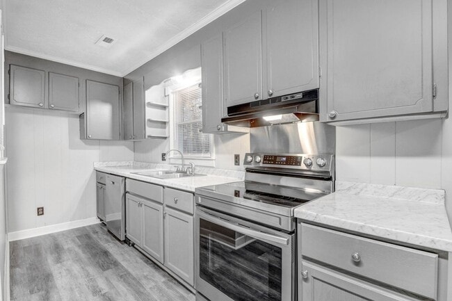 Building Photo - MOVE-IN READY! 3 BR, 1 BA Brick Ranch *EXCELLENT Wayne Mem. Drive Location!*