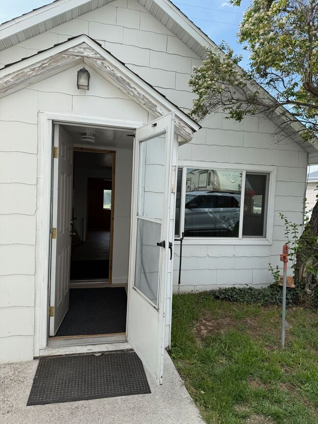 Building Photo - Charming 1 bedroom, 1 bathroom home available in Belgrade!