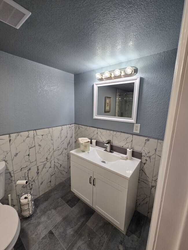 Building Photo - 2 Bed 2 Bath Basement Apartment