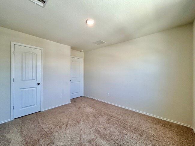 Building Photo - 221 Granary Dr