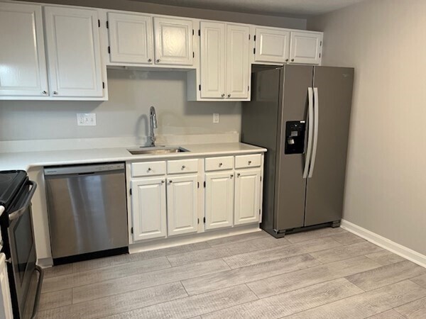 Building Photo - 8 Ledgewood Way